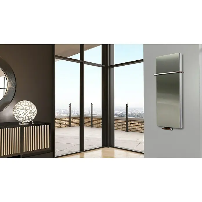 Badheizkörper Manhattan - B x H: 470 x 1.200 mm, Edelstahl, Mit Halter 15mm, Nennleistung: 1.458 W - Moderne Badezimmerheizung in Silber mit Handtuchhalter vor einem stilvollen Interieur. Die Heizung ist ein elegantes und praktisches Detail.