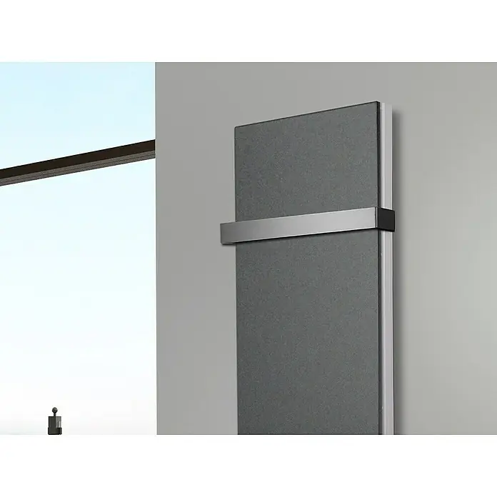 Badheizkörper Manhattan - B x H: 470 x 1.200 mm, Moonstone, Mit Halter 50mm, Nennleistung: 1.458 W - Nahaufnahme eines modernen, grauen Heizkörpers mit Handtuchhalter an einer hellen Wand. Elegantes Design für das Badezimmer.