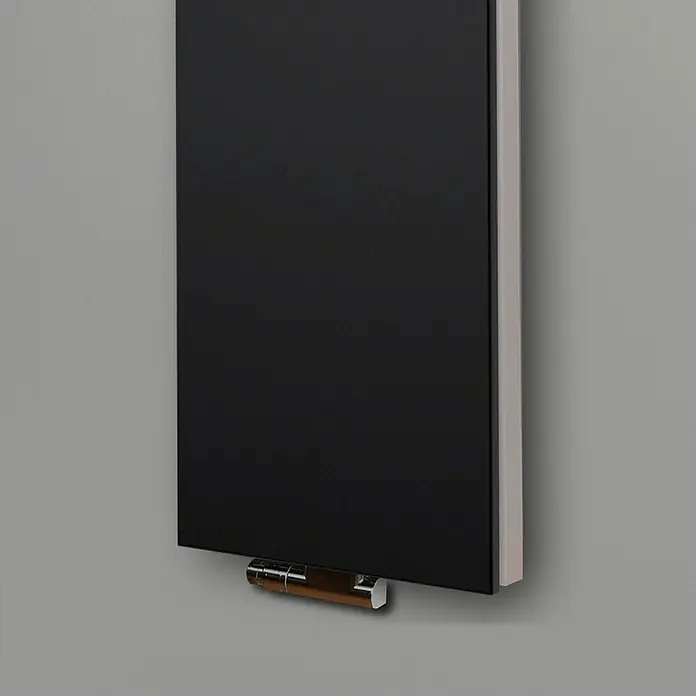 Badheizkörper Manhattan - B x H: 470 x 1.800 mm, Schwarz, Ohne Handtuchhalter, Nennleistung: 1.964 W - Nahaufnahme eines modernen, an der Wand befestigten Heizkörpers mit schwarzer Front und Chromdetails.