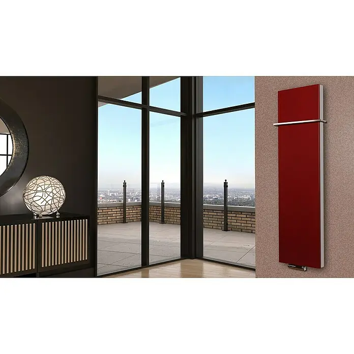 Badheizkörper Manhattan - B x H: 470 x 1.800 mm, Rot, 1 x Halter 15mm, Nennleistung: 1.964 W - Ein hochformatiger, roter Heizkörper mit Handtuchhalter ist an einer Wand in einem modernen Raum montiert.