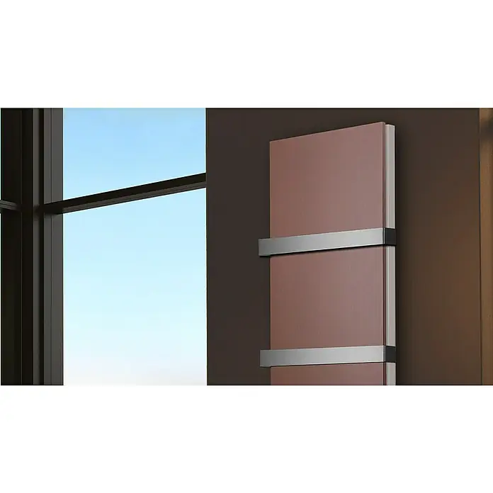 Badheizkörper Manhattan - B x H: 470 x 1.800 mm, Braun, 2 x Halter 50mm, Nennleistung: 1.964 W - Nahaufnahme eines stilvollen Heizkörpers mit Chromspangen, der an einer braunen Wand neben einem Fenster hängt.