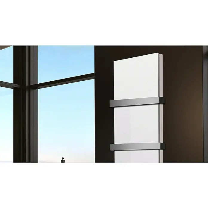 Badheizkörper Manhattan - B x H: 470 x 1.800 mm, Weiß, 2 x Halter 50mm, Nennleistung: 1.964 W - Ein moderner, weißer Heizkörper mit zwei silbernen Handtuchhaltern, der Eleganz und Funktionalität vereint. Perfekt für stilvolle Badezimmer.