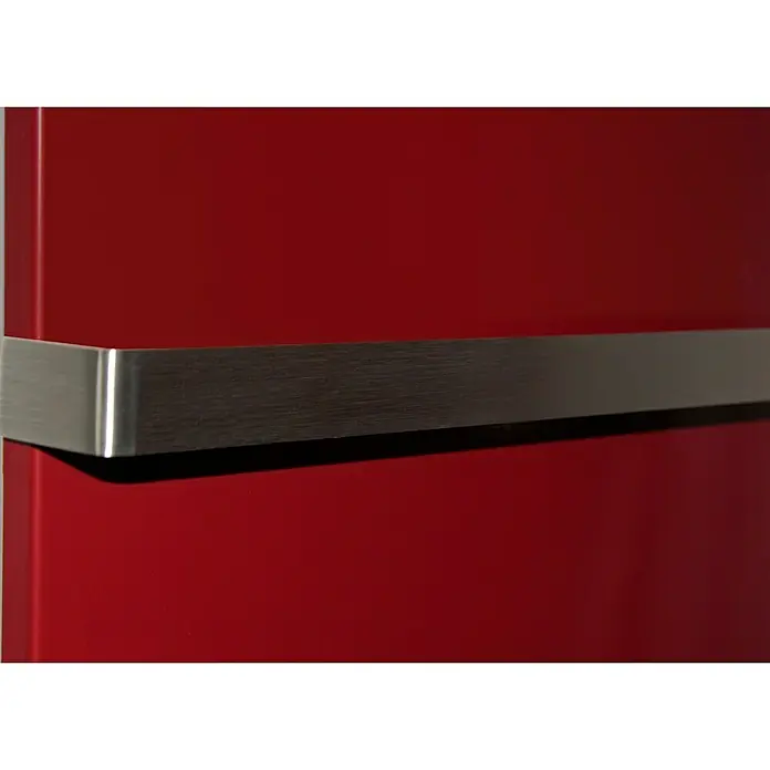 Badheizkörper Manhattan - B x H: 470 x 1.800 mm, Rot, 1 x Halter 50mm, Nennleistung: 1.964 W - Detailaufnahme eines modernen, roten Heizkörpers mit einem eleganten, gebürsteten Metallhandtuchhalter, der Design und Funktionalität vereint.