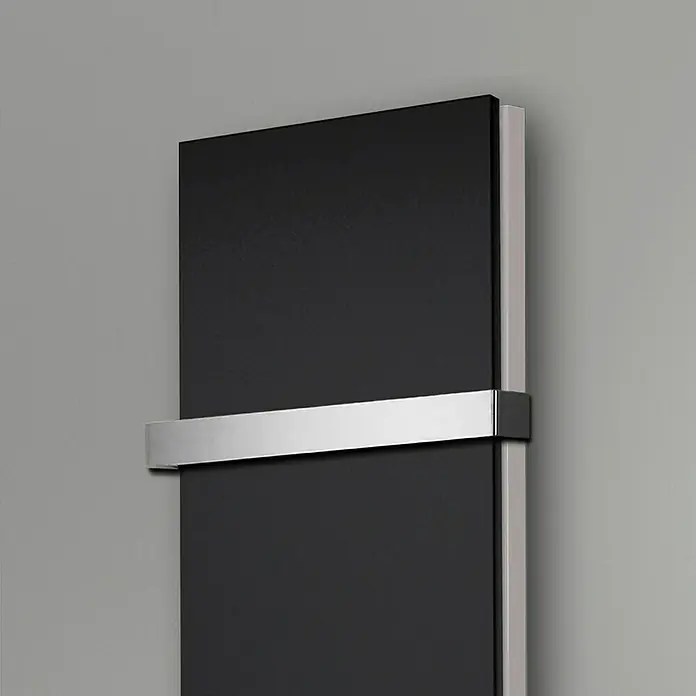 Badheizkörper Manhattan - B x H: 470 x 1.800 mm, Schwarz, 2 x Halter 50mm, Nennleistung: 1.964 W - Nahaufnahme eines schwarzen Handtuchwärmers mit einer glänzenden, rechteckigen Chromstange an einer grauen Wand.