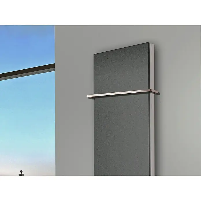 Badheizkörper Manhattan - B x H: 470 x 1.800 mm, Moonstone, 1 x Halter 15mm, Nennleistung: 1.964 W - Ein moderner, vertikaler Heizkörper in Grau mit einem eleganten Handtuchhalter in Roségold sorgt für Wärme und Stil im Badezimmer.