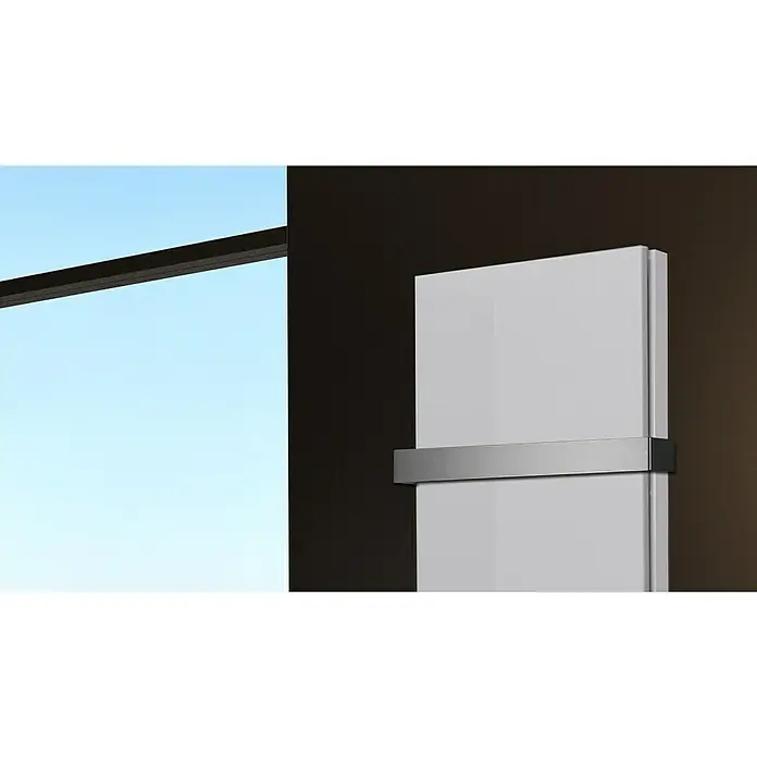 Badheizkörper Manhattan - B x H: 470 x 1.200 mm, Weiß, Mit Halter 50mm, Nennleistung: 1.458 W - Eleganter Heizkörper mit Handtuchhalter vor einer dunklen Wand. Ideal für moderne Badezimmer mit minimalistischem Design.
