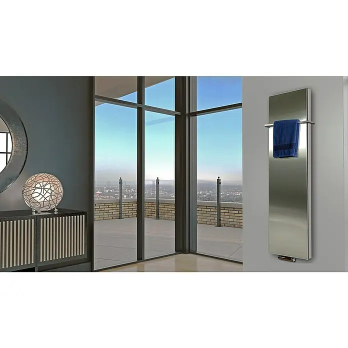 Badheizkörper Manhattan - B x H: 470 x 1.800 mm, Edelstahl, 1 x Halter 15mm, Nennleistung: 1.964 W - Ein moderner, spiegelnder Handtuchwärmer mit einem blauen Handtuch hängt an einer grauen Wand. Luxuriöses Badezimmerdesign.