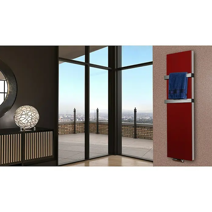 Badheizkörper Manhattan - B x H: 470 x 1.800 mm, Rot, 2 x Halter 50mm, Nennleistung: 1.964 W - Modernes Bad mit einem roten Heizkörper, an dem ein blaues Handtuch hängt. Ein runder Spiegel und eine Lampe befinden sich auf einem Schrank.