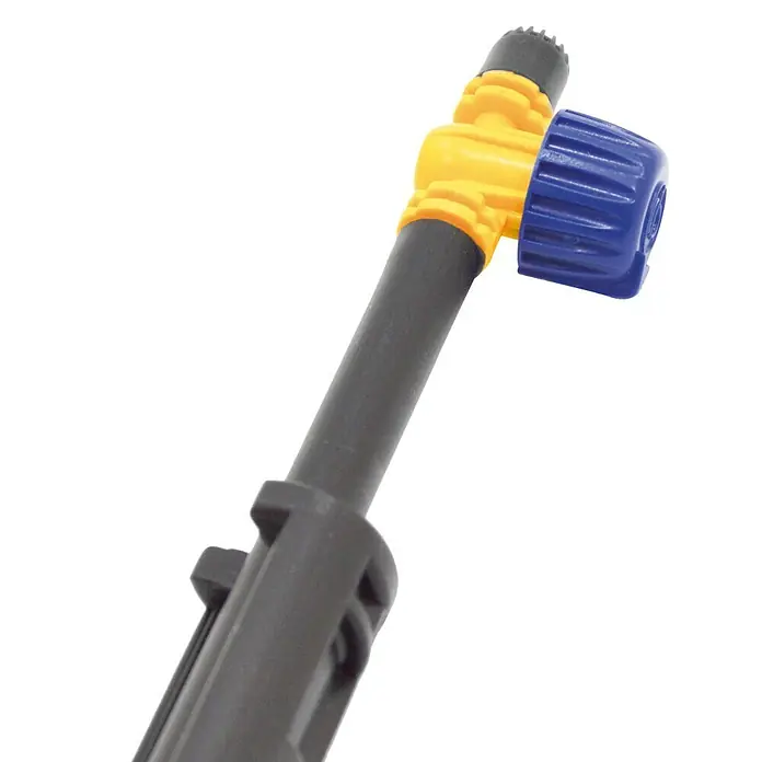 Varilla con microdifusor - Formas de riego: 90°, Largo: 30 cm, 1 ud. - Primer plano de un pulverizador con cabezal amarillo y botón azul. El pulverizador se posiciona sobre un fondo blanco.