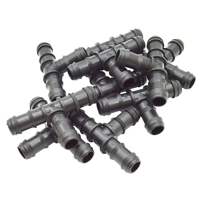 Pieza T goteo - 16 mm, 50 ud. - Primer plano de conectores de manguera en T de plástico negro utilizados para sistemas de riego.