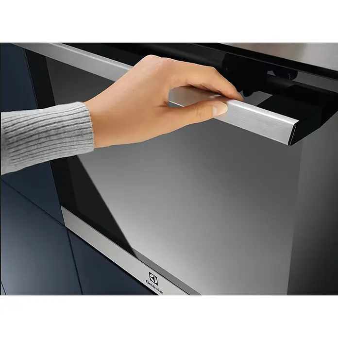 Electrolux Horno empotrado EOH3H00BX - Número de tipos de calentamiento: 7 ud., Volumen horno: 65 l - Primer plano de un horno Electrolux con una mano en el asa. Un diseño moderno para la cocina.
