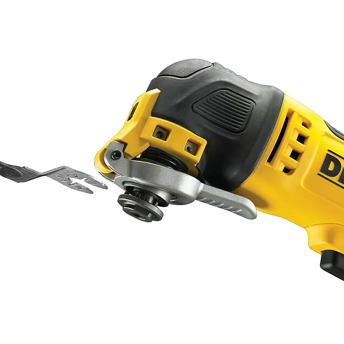DeWalt Elektro-Multifunktionswerkzeug DWE315 - 300 W, Sonstige - Nahaufnahme eines gelben DeWalt-Multifunktionswerkzeugs mit einem silbernen Zubehörteil, das für verschiedene Schneidarbeiten geeignet ist.