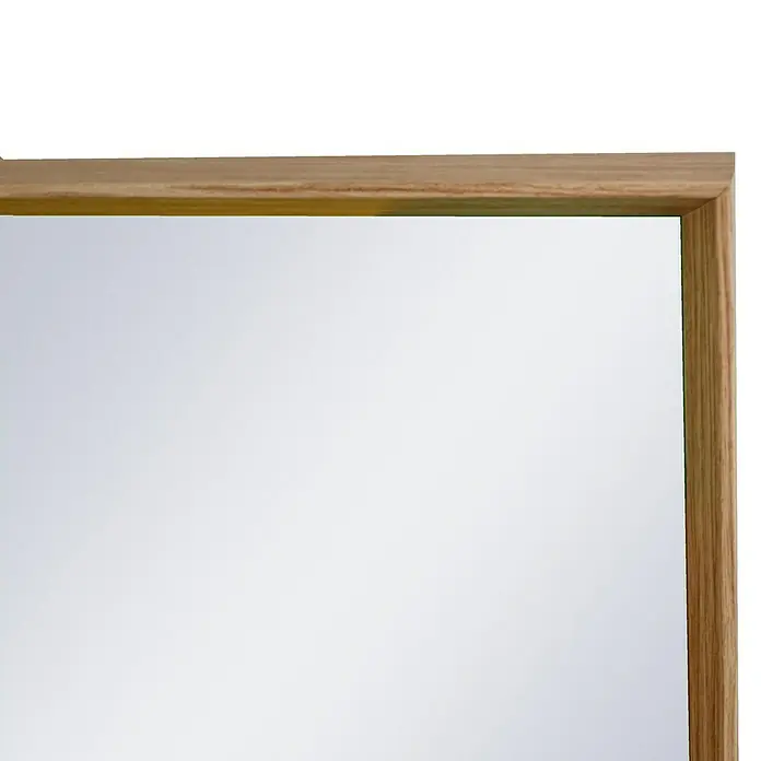 Espejo de pared Tampere - 43 x 133 cm, Roble oscuro - Primer plano de un espejo con un marco de madera simple. El diseño es moderno y minimalista, adecuado para diversos estilos interiores.