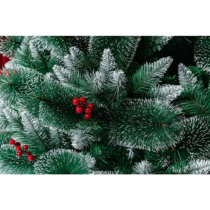 Árbol de Navidad artificial Montana - Altura: 150 cm, Verde - Primer plano de un árbol de Navidad decorado con bayas rojas y ramas espolvoreadas de nieve, creando un ambiente festivo e invernal.