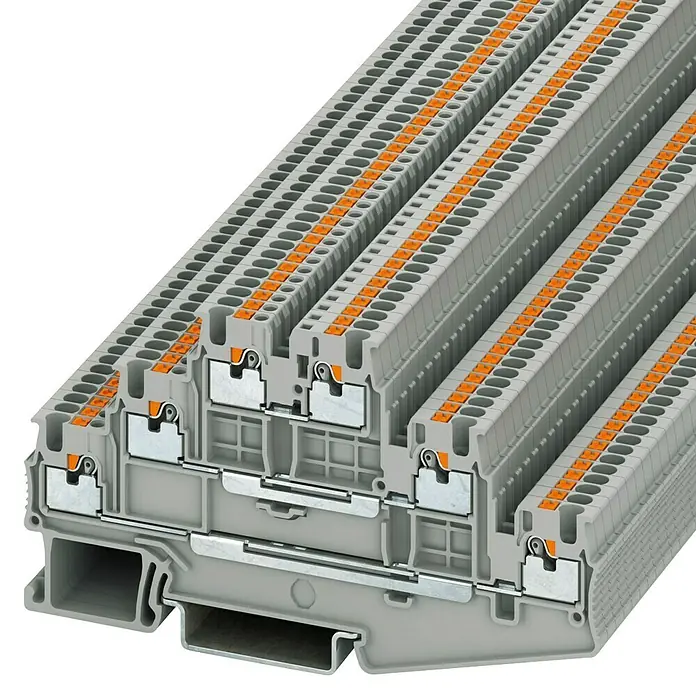 Phoenix Contact Durchgangsklemme PT 1,5 mm² 3213713 - Grau - Nahaufnahme einer Reihe von grauen Reihenklemmen mit orangefarbenen Markierungen. Die Klemmen sind auf einer Hutschiene montiert.