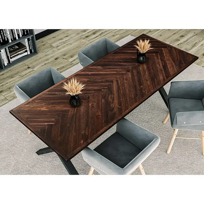 Arbeitsplatte Fischgrät - Akazie, L x B x S: 200 x 80 x 2,6 cm, Dunkelbraun - Ein Esstisch mit dunkler Holzplatte im Fischgrätmuster, dekoriert mit Vasen und Trockenblumen, umgeben von grauen Stühlen.
