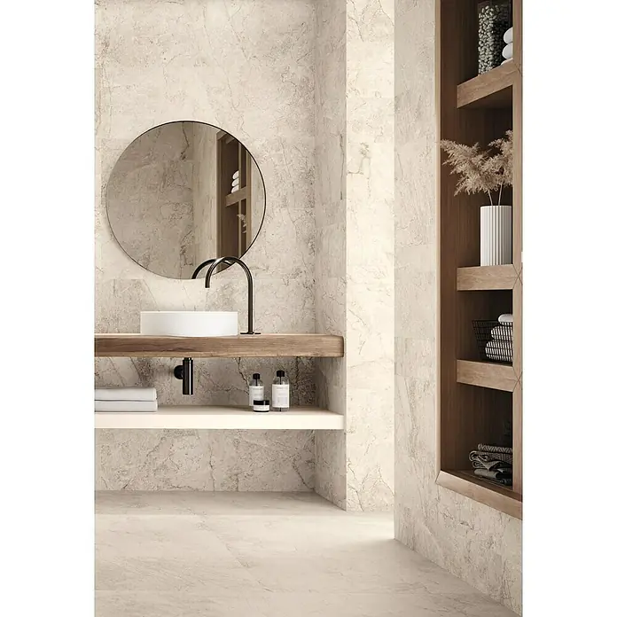 Wandfliese Lorena - 40 x 120 cm, Bone, Matt - Elegantes Badezimmer mit Marmorfliesen. Der Waschtisch mit rundem Spiegel und Holzelementen verleiht dem Raum eine moderne Note.