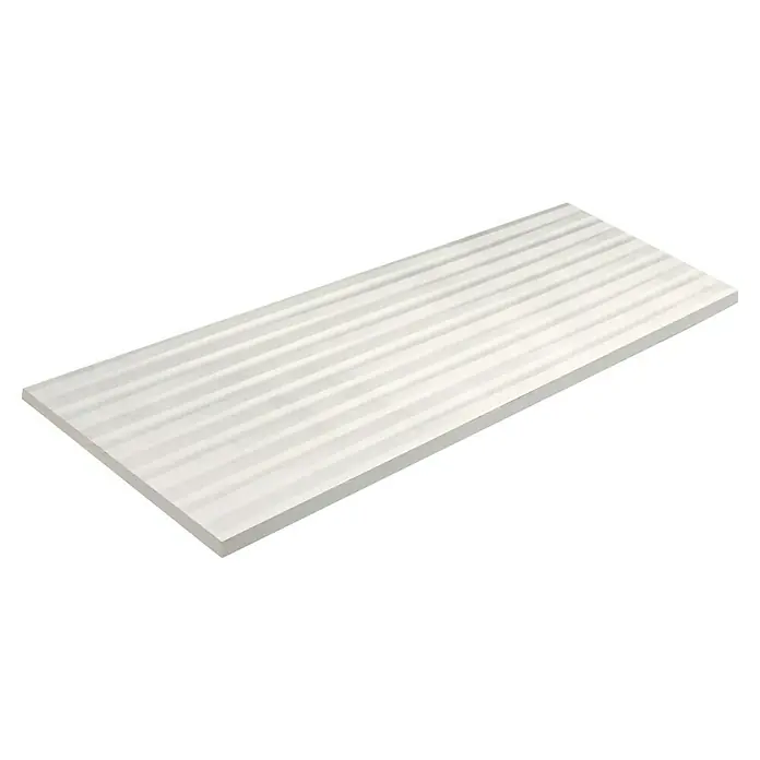 Wandfliese Gabana Dekor - 30 x 90 cm, Perlgrau, Matt - Nahaufnahme einer weißen 3D-Wandpaneele mit einem modernen, wellenförmigen Design, ideal für die Inneneinrichtung.