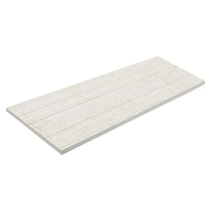 Wandfliese Lorena - 30 x 90 cm, Perla, Matt - Nahaufnahme einer strukturierten, beigen Wandfliese mit linearen Mustern und leichter Textur. Elegante Fliese für moderne Innenräume.