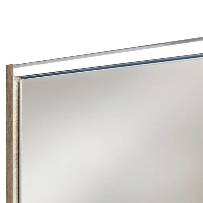 Fackelmann Denver Spiegelschrank - B x H: 600 x 683 mm, Eiche Natur - Nahaufnahme eines Spiegels mit Holzrahmen und integrierter LED-Beleuchtung. Das Licht sorgt für eine stimmungsvolle Atmosphäre im Raum.