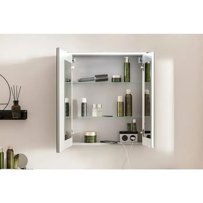 Fackelmann Denver Spiegelschrank - B x H: 600 x 683 mm, Eiche Natur - Ein offener Badezimmerschrank mit mehreren Hautpflegeprodukten in grünen Verpackungen und einem eingebauten USB-Anschluss für das Aufladen.