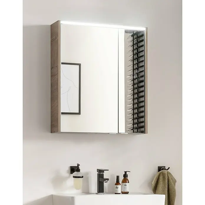 Fackelmann Denver Spiegelschrank - B x H: 600 x 683 mm, Eiche Natur - Ein stilvoller Spiegelschrank mit Holzrahmen und integrierter Beleuchtung, der über einem modernen Waschbecken mit Armaturen und Pflegeprodukten hängt.