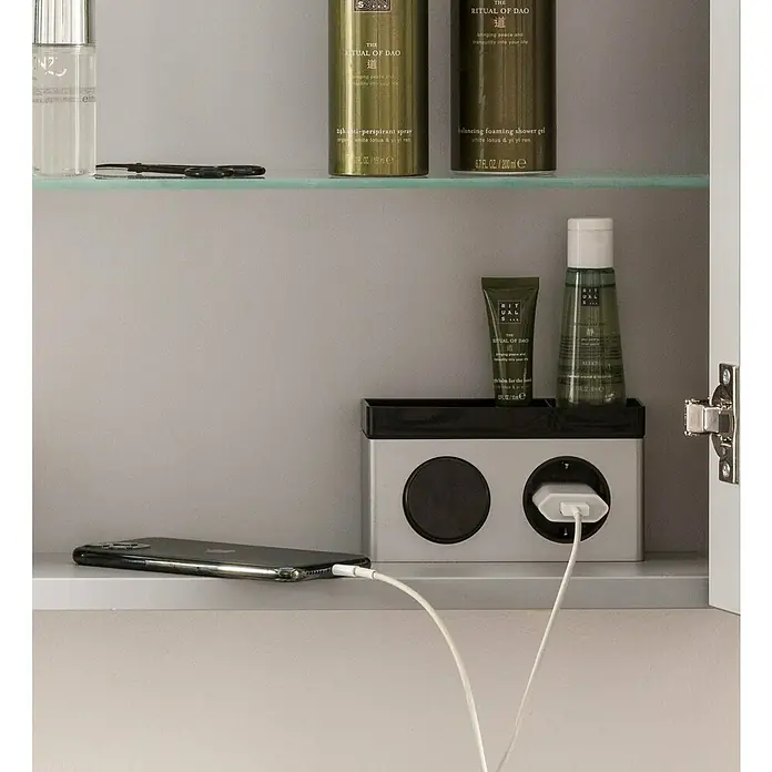 Fackelmann Denver Spiegelschrank - B x H: 600 x 683 mm, Eiche Natur - Das Bild zeigt eine Rituals-Kollektion mit Fokus auf Körperpflegeprodukten wie Duschgel und Deodorant, die in einem Badezimmerschrank platziert sind.