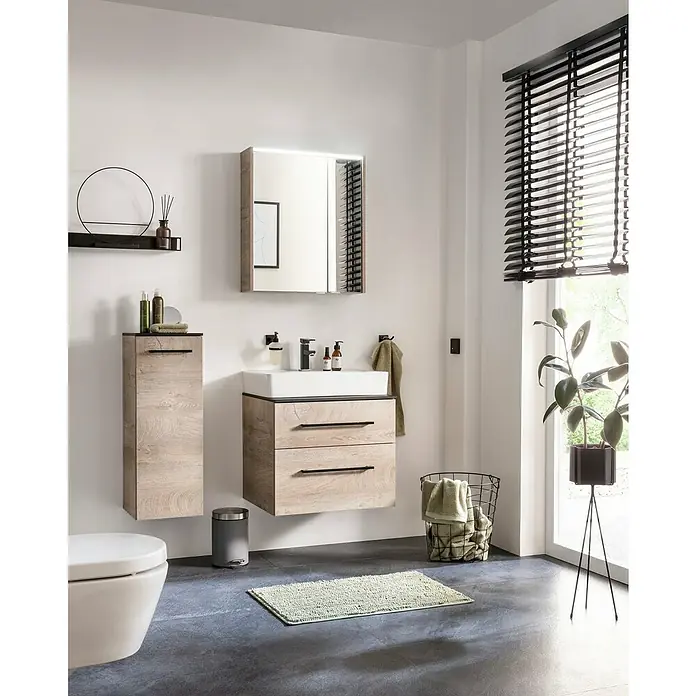 Fackelmann Denver Spiegelschrank - B x H: 600 x 683 mm, Eiche Natur - Elegantes Badezimmer-Interieur mit einem Waschtischunterschrank in Holzoptik, einem Spiegelschrank und stilvollen Accessoires für ein modernes Ambiente.