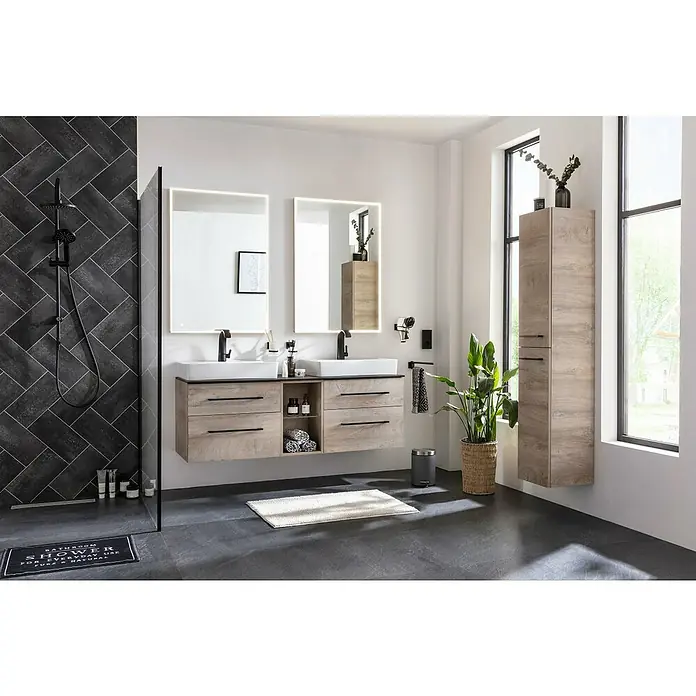 Fackelmann Oxford Waschtischunterschrank - Nature Oak Holzoptik, B x T x H: 600 x 488 x 509 mm - Das Foto zeigt ein modernes Badezimmer mit einem Doppelwaschtisch, beleuchteten Spiegeln und einer begehbaren Dusche mit dunklen Fliesen.