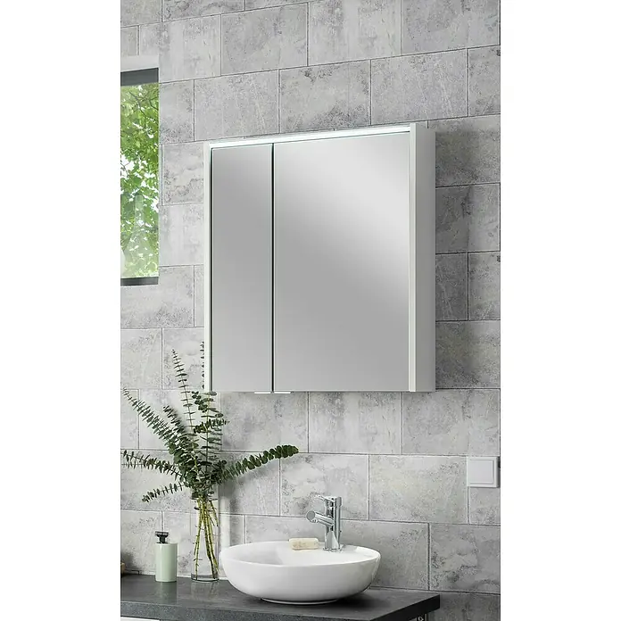 Fackelmann Denver Spiegelschrank - B x H: 600 x 683 mm, Weiß - Das Bild zeigt einen modernen Spiegelschrank mit zwei Türen, der über einem stilvollen Waschbecken mit Armatur und Seife an einer Wand montiert ist.