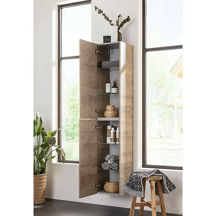 Fackelmann Oxford Hochschrank - Nature Oak Holzoptik, B x T x H: 300 x 318 x 1.620 mm - Hochformatiger Hängeschrank in Holzoptik mit offenen Türen, Glasböden und Badutensilien für stilvolle Badezimmeraufbewahrung.