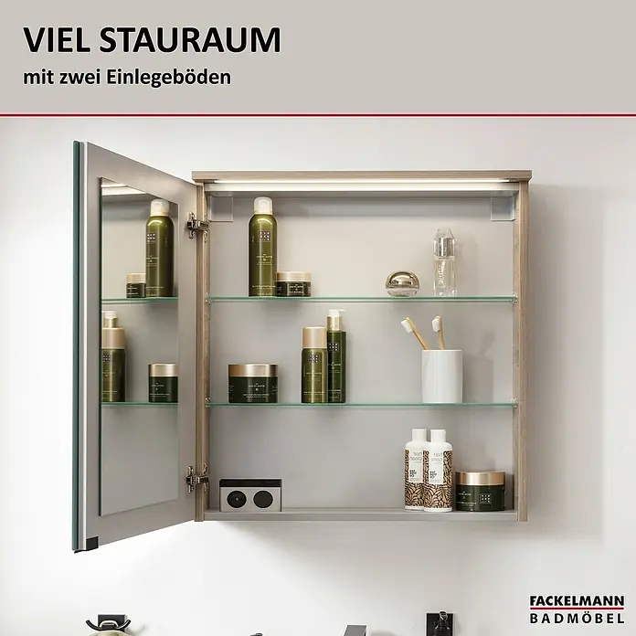 Fackelmann Oxford LED-Spiegelschrank - Nature Oak Holzoptik, B x T x H: 602 x 200 x 700 mm - Bild eines offenen Spiegelschranks mit viel Stauraum und zwei Einlegeböden, gefüllt mit diversen Badartikeln.