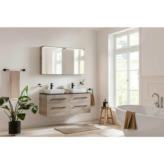 Fackelmann Oxford LED-Spiegelschrank - Nature Oak Holzoptik, B x T x H: 1.202 x 200 x 700 mm - Ein helles Badezimmer mit Doppelwaschtisch-Unterschrank in Holzoptik, weißen Aufsatzwaschbecken und einem beleuchteten Spiegelschrank.