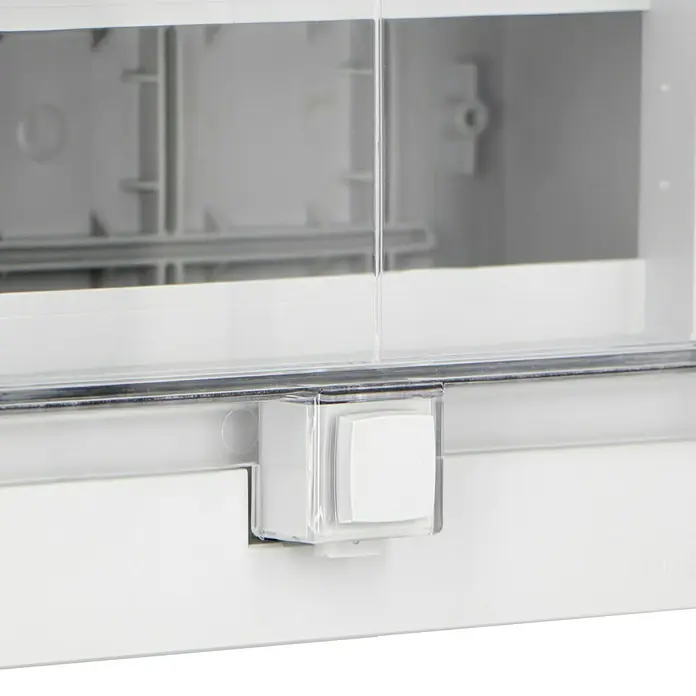 F-tronic Aufputz-Verteiler Feuchtraum - Anzahl Reihen: 1 Stk., 23 x 9 cm, Grau - Nahaufnahme einer weißen Kunststoff-Schalttafel mit transparenten Abdeckungen und einem quadratischen Knopf.