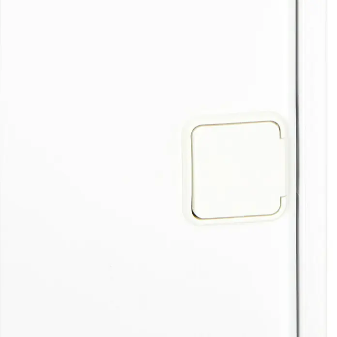 Gewiss Aufputz-Verteiler - Anzahl Reihen: 2 Stk., 30 x 37 cm, Weiß - Nahaufnahme einer quadratischen, weißen Tür mit Griff, ideal für moderne Möbeldesigns und minimalistische Inneneinrichtungen.