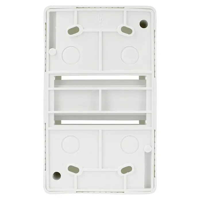 F-tronic Automatenkasten - Anzahl Reihen: 1 Stk., 9,4 x 6,5 cm, Weiß, Anzahl Module: 4 Stk. - Die Rückseite einer weißen Aufputz-Steckdosenleiste mit Befestigungslöchern und Aussparungen für die Montage.