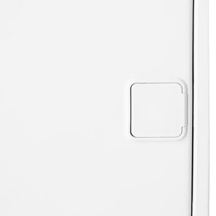 Gewiss Aufputz-Verteiler - Anzahl Reihen: 1 Stk., 24,5 x 9,5 cm, Weiß - Nahaufnahme einer weißen Tür mit Griff. Ideal für moderne Interieurs und minimalistisches Design, schlicht und sauber.