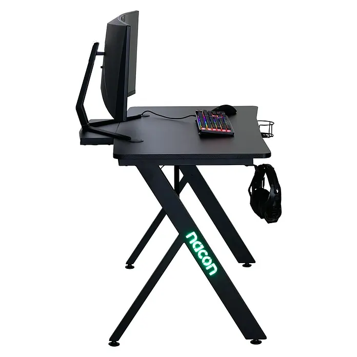 Nacon Mesa de escritorio PCGD-RGB - L x An x Al: 60 x 120 x 75 cm, Iluminación LED, Para Gamers - Primer plano de un escritorio de juego negro con teclado, ratón, monitor y auriculares.
