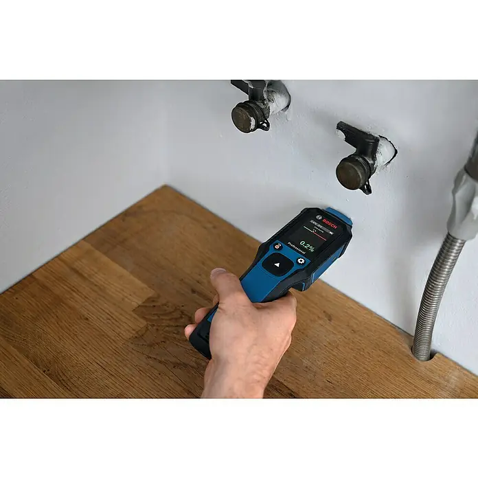 Bosch Feuchtigkeitsmessgerät GMP 2-15 - Messgenauigkeit: Umgebungstemperatur typisch: +/- 1 °C, Mit Batterien - Ein Bosch Professional Feuchtigkeitsmesser wird verwendet, um die Feuchtigkeit unter einem Waschbecken zu überprüfen.
