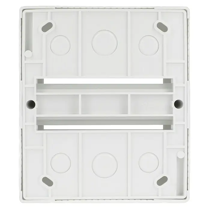F-tronic Automatenkasten - Anzahl Reihen: 1 Stk., 14 x 6,5 cm, Weiß, Anzahl Module: 6 Stk. - Innenansicht einer weißen quadratischen Unterputzdose, die eine robuste Struktur mit kreisförmigen und schlitzförmigen Aussparungen zeigt.
