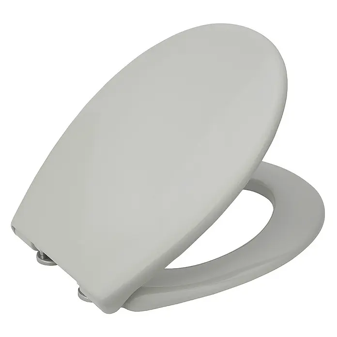 Calmwaters WC-Sitz Original - Duroplast, Grau, Mit Absenkautomatik - Nahaufnahme eines cremefarbenen WC-Sitzes mit Deckel und silbernen Beschlägen, der eine elegante und funktionale Badezimmerausstattung darstellt.