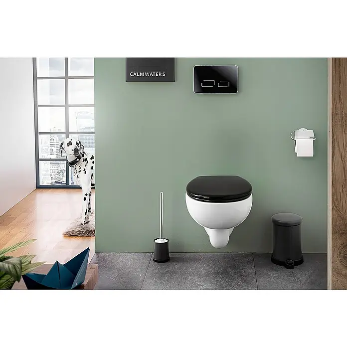 Calmwaters WC-Sitz Original - Duroplast, Schwarz, Mit Absenkautomatik - Modernes Badezimmer mit hängendem WC in Weiß und Schwarz, sowie passendem Toilettenpapierhalter und Abfalleimer in Schwarz für ein stilvolles Ambiente.