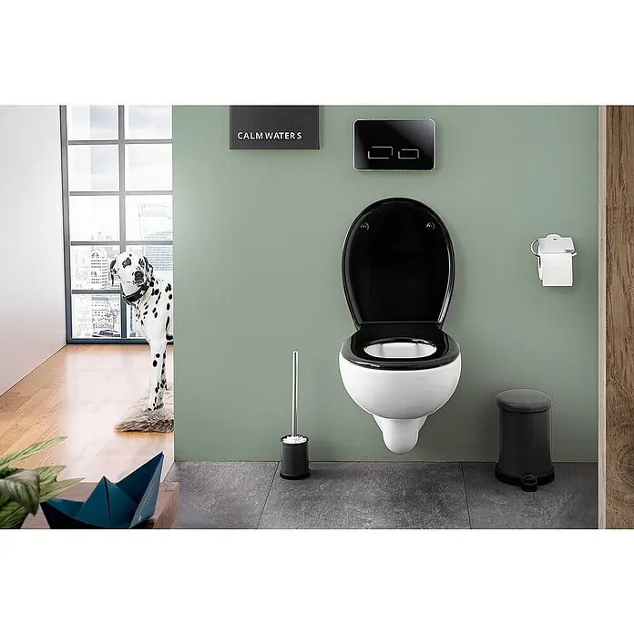 Calmwaters WC-Sitz Original - Duroplast, Schwarz, Mit Absenkautomatik - Ein modernes Badezimmer mit einer stilvollen, an der Wand montierten Toilette in Schwarz und Weiß, ergänzt durch eine Toilettenbürste und einen Papierkorb.