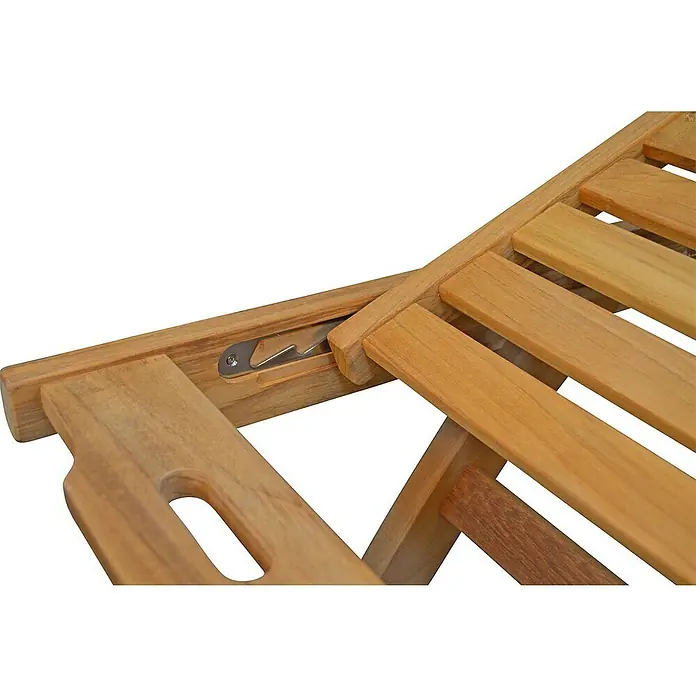 Kai Wiechmann Gartenliege - Naturbelassen, Holz, Rollbar - Detailaufnahme einer hölzernen Sonnenliege mit verstellbarer Rückenlehne und Metallbeschlag.