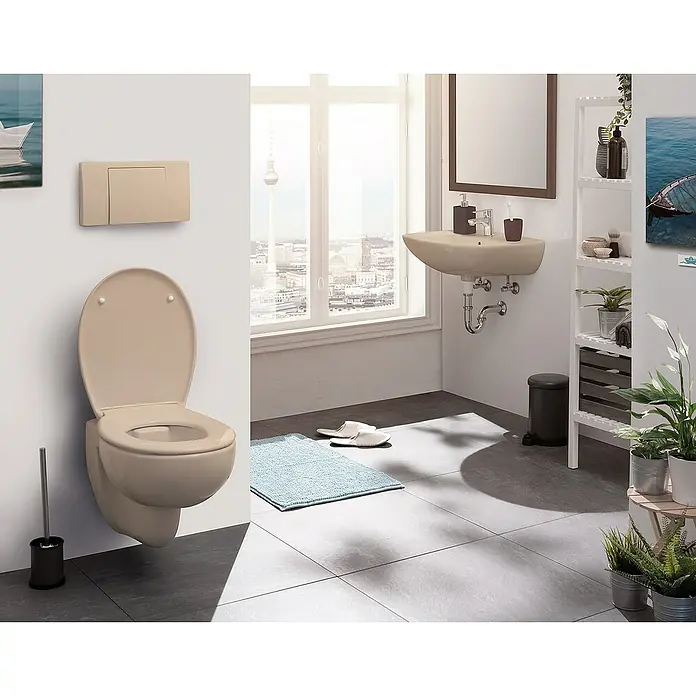 Calmwaters WC-Sitz Original - Duroplast, Beige, Mit Absenkautomatik - Elegantes Badezimmer mit einer wandhängenden Toilette in sanften Farbtönen, die eine moderne Ästhetik und platzsparendes Design vereint.