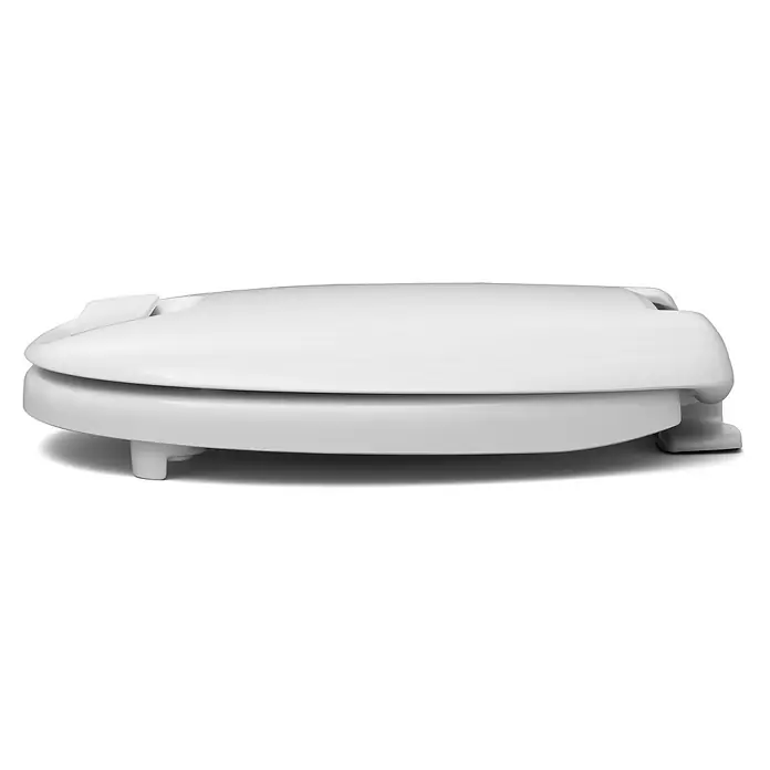 Calmwaters WC-Sitz Erhöht - Duroplast, Weiß, Mit Absenkautomatik - Ansicht eines weißen Toilettensitzes aus Kunststoff mit sanfter Schließfunktion und abgerundetem Design für mehr Komfort und Hygiene.