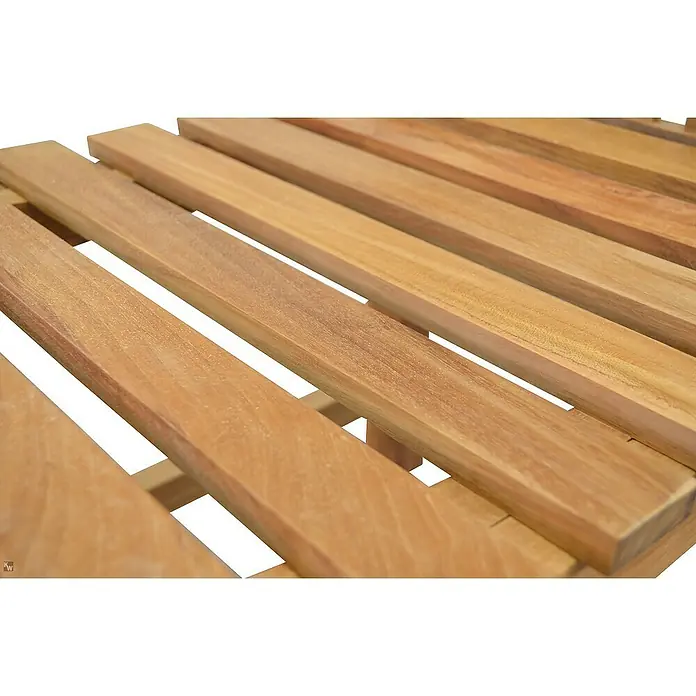 Kai Wiechmann Gartensessel - Teakholz, Naturbelassen, B x T x H: 60 x 63 x 92 cm - Nahaufnahme einer Holzbank mit Lattenrost, ideal für den Garten oder die Terrasse, die natürliche Wärme und Funktionalität vereint.