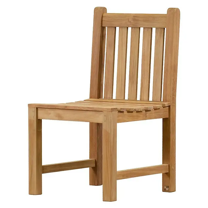 Kai Wiechmann Gartensessel - Teakholz, Naturbelassen, B x T x H: 60 x 63 x 92 cm - Detailaufnahme eines Gartenstuhls aus Teakholz mit Lattenmuster und geradlinigem Design für den Außenbereich.