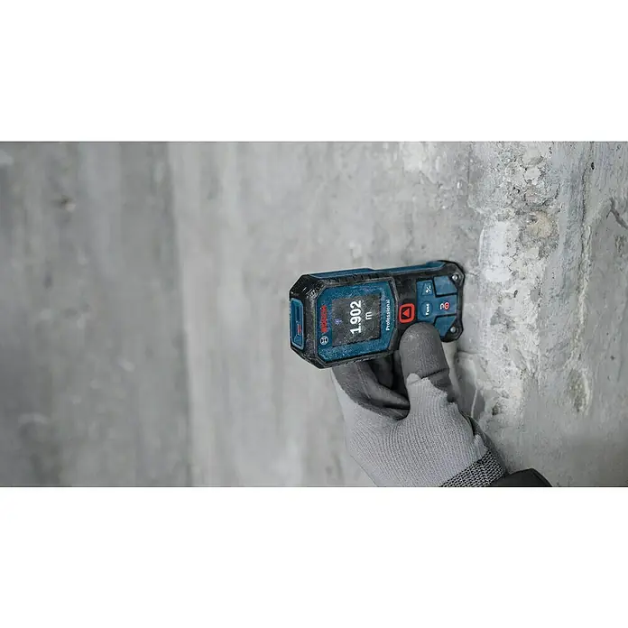 Bosch Professional Laserentfernungsmesser GLM 40-31 - Messgenauigkeit: Typisch: ± 1,5 mm, Mit Batterien - Nahaufnahme eines Bosch-Laser-Entfernungsmessers mit Anzeige 1.902 m, gehalten vor einer grauen Betonwand.