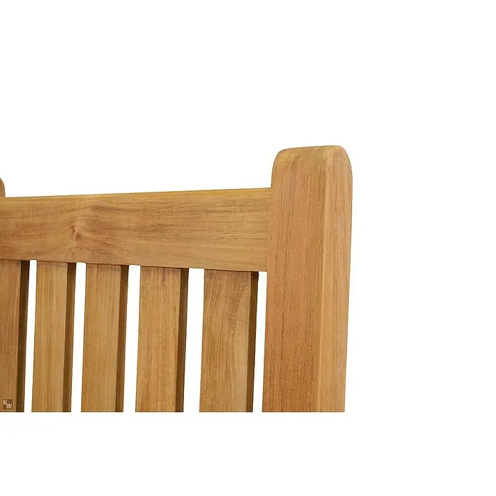 Kai Wiechmann Gartensessel - Teakholz, Naturbelassen, B x T x H: 60 x 63 x 92 cm - Detailansicht eines Teakholzstuhls mit Lattenmuster und abgerundeter Oberkante, ideal für den Außenbereich und Gartenmöbel.